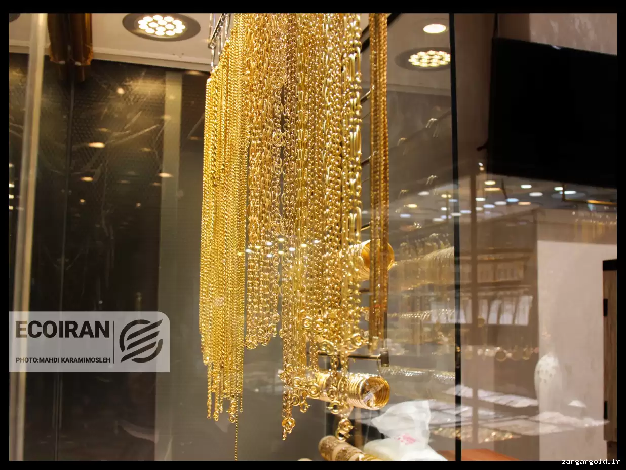 قیمت طلای 18 عیار امروز 3 اسفند با 0.35% افزایش به 19,748,400 تومان رسید.